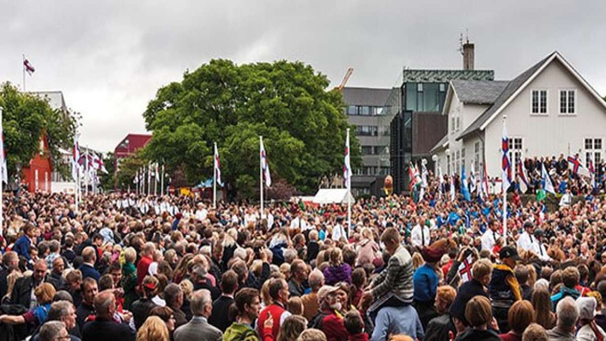 Feiern Sie Ólavsøka auf den Färöer Inseln mit zwei Tagen voller fröhlicher Festlichkeiten! Am 28. und 29. Juli strömen die Menschen nach Tórshavn, tragen die färöische Nationaltracht und nehmen an traditionellen Feiern teil. Feiern Sie Ólavsøka auf den Färöer Inseln mit zwei Tagen voller fröhlicher Festlichkeiten! Am 28. und 29. Juli strömen die Menschen nach Tórshavn, tragen die färöische Nationaltracht und nehmen an traditionellen Feiern teil.