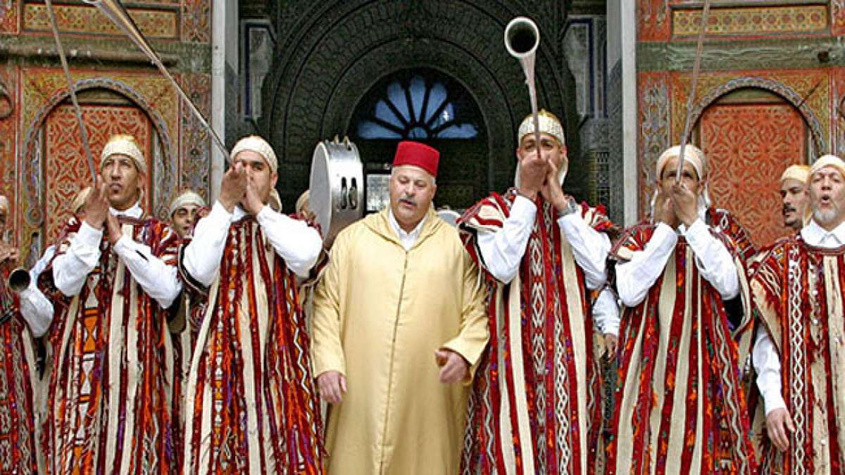 Feiern Sie das Thronfest in Marokko, ein nationales Ereignis, das die Thronbesteigung des Königs würdigt und die Einheit des marokkanischen Volkes unter seinem Monarchen feiert. Feiern Sie das Thronfest in Marokko, ein nationales Ereignis, das die Thronbesteigung des Königs würdigt und die Einheit des marokkanischen Volkes unter seinem Monarchen feiert.