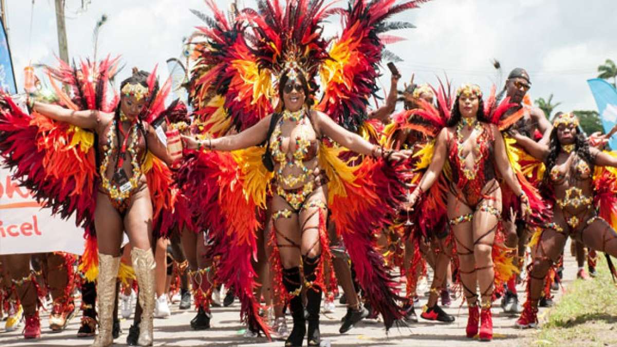 Feiern Sie das farbenfrohe Kadooment-Fest auf Barbados, ein Höhepunkt des jährlichen Erntedankfestes Crop Over. Feiern Sie das farbenfrohe Kadooment-Fest auf Barbados, ein Höhepunkt des jährlichen Erntedankfestes Crop Over.
