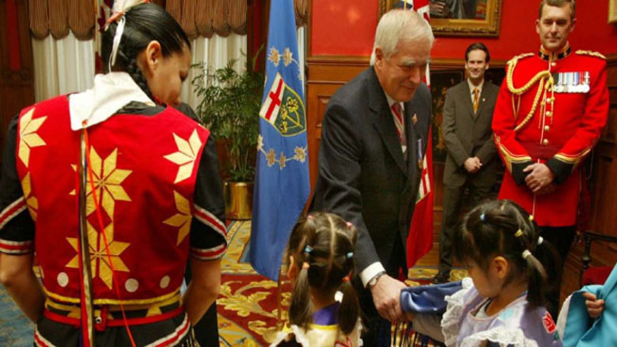 Erfahren Sie mehr über den traditionsreichen Neujahrsempfang in Kanada, bei dem Bürger die Gelegenheit haben, wichtige Nachrichten und Neujahrsgrüße vom Generalgouverneur und anderen hochrangigen Persönlichkeiten zu erhalten.