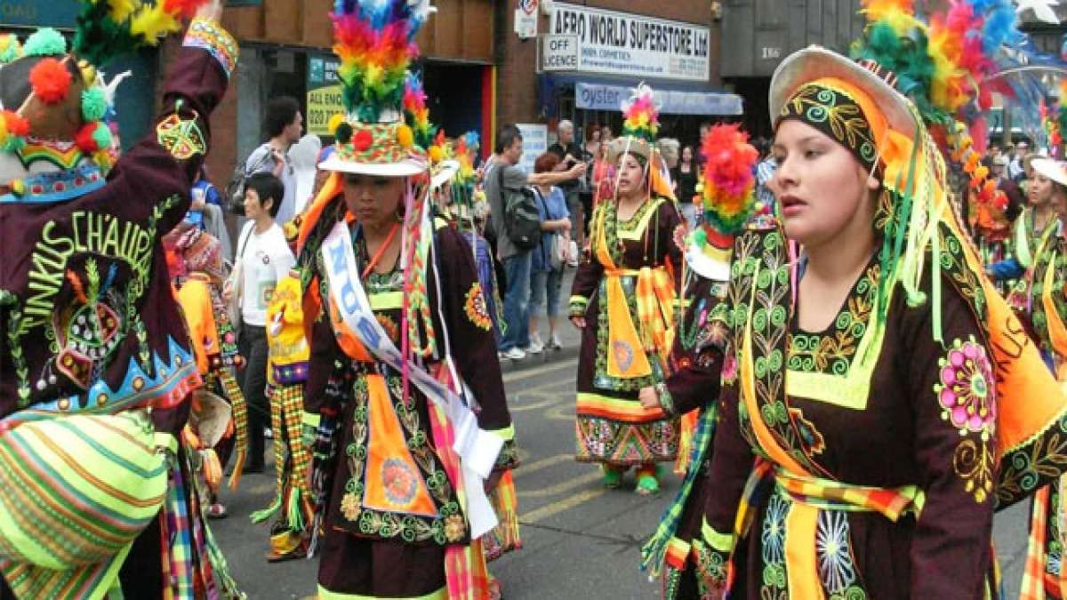 Erleben Sie die lebendige lateinamerikanische Kultur beim Carnaval del Pueblo in London, dem größten Fest seiner Art in Europa.