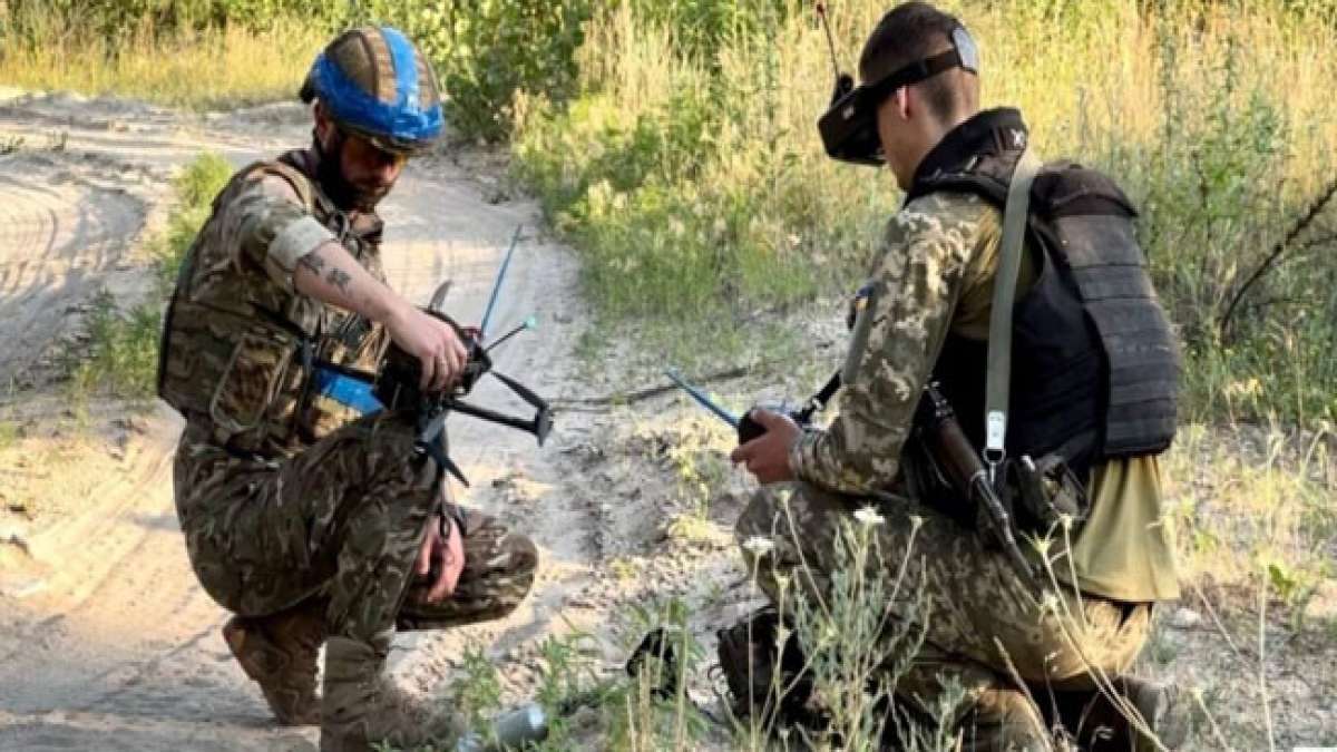 Feiern Sie den Tag der luftbeweglichen Streitkräfte der Ukraine und entdecken Sie die Eliteeinheit, die für Luftangriffe und Fallschirmsprungoperationen verantwortlich ist.