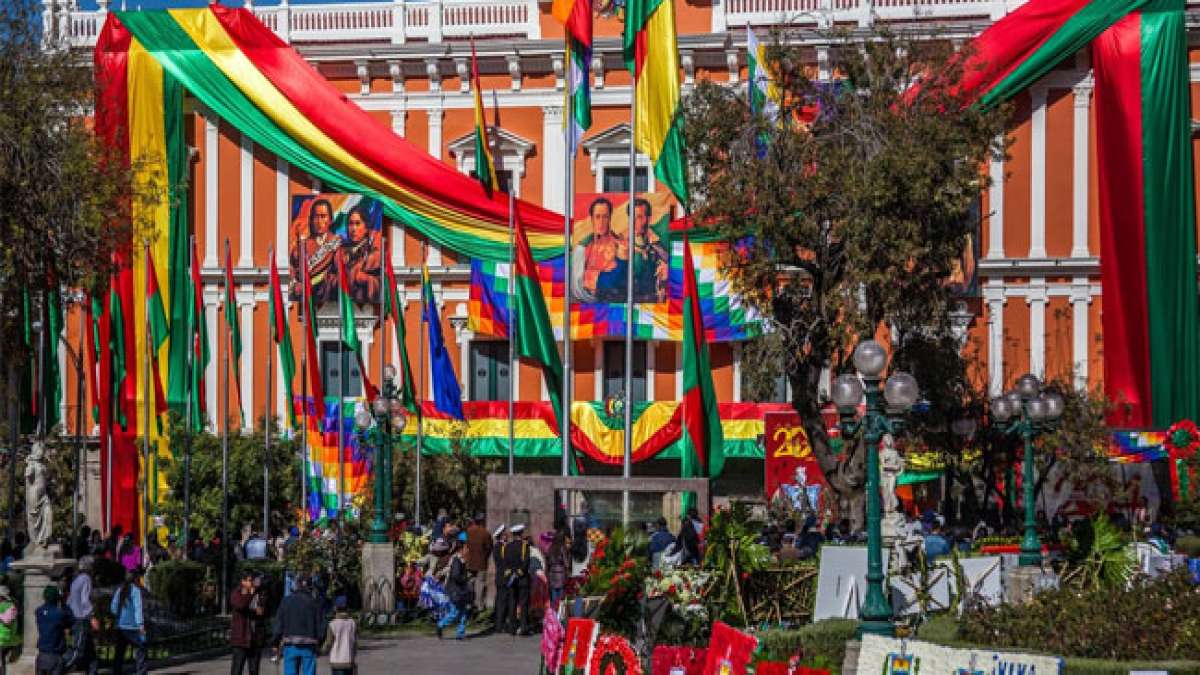 Feiern Sie den Unabhängigkeitstag Boliviens am 6. August und erinnern Sie sich an den historischen Moment, als das Land 1825 seine Unabhängigkeit von Spanien erklärte.