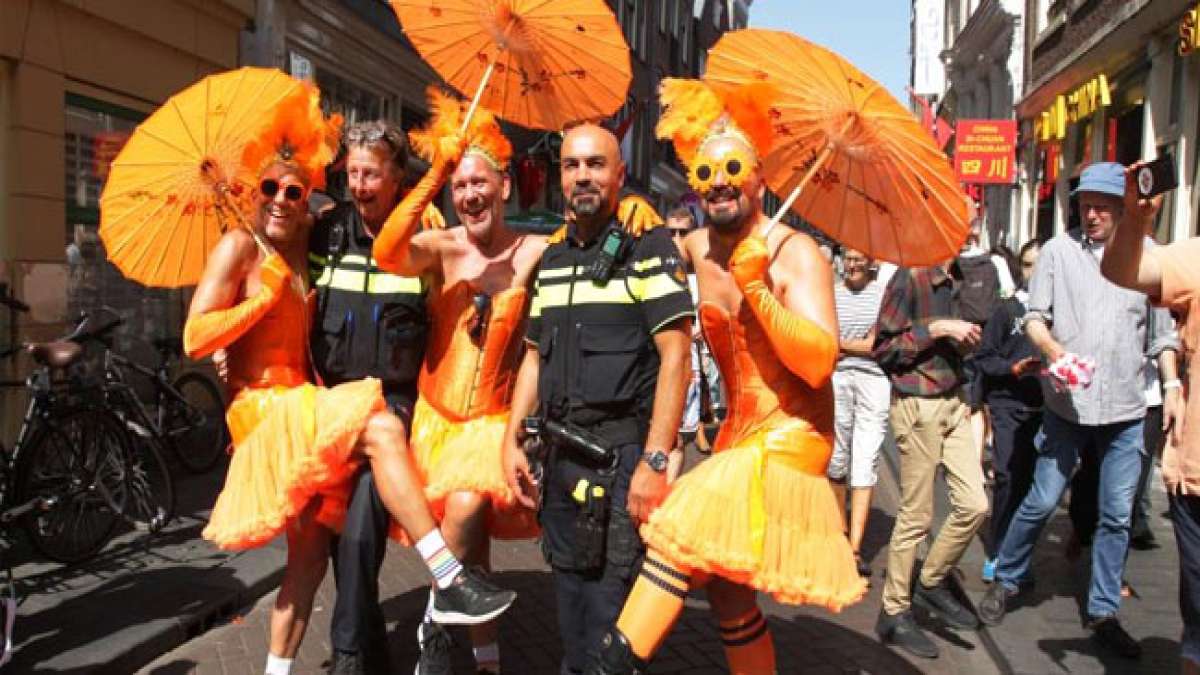 Feiern Sie den Tag des Herzens in Haarlem und Amsterdam am dritten Montag im August – eine faszinierende Tradition mit Wurzeln in der Hirschjagd und Cross-Dressing-Karneval.