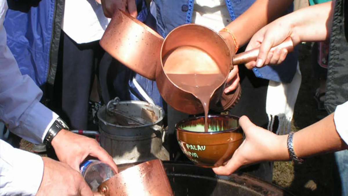 Feiern Sie die Xicolatada in Palau-de-Cerdagne, Frankreich, eine über 300 Jahre alte Tradition, bei der heiße Schokolade als heilendes Elixier genossen wird.