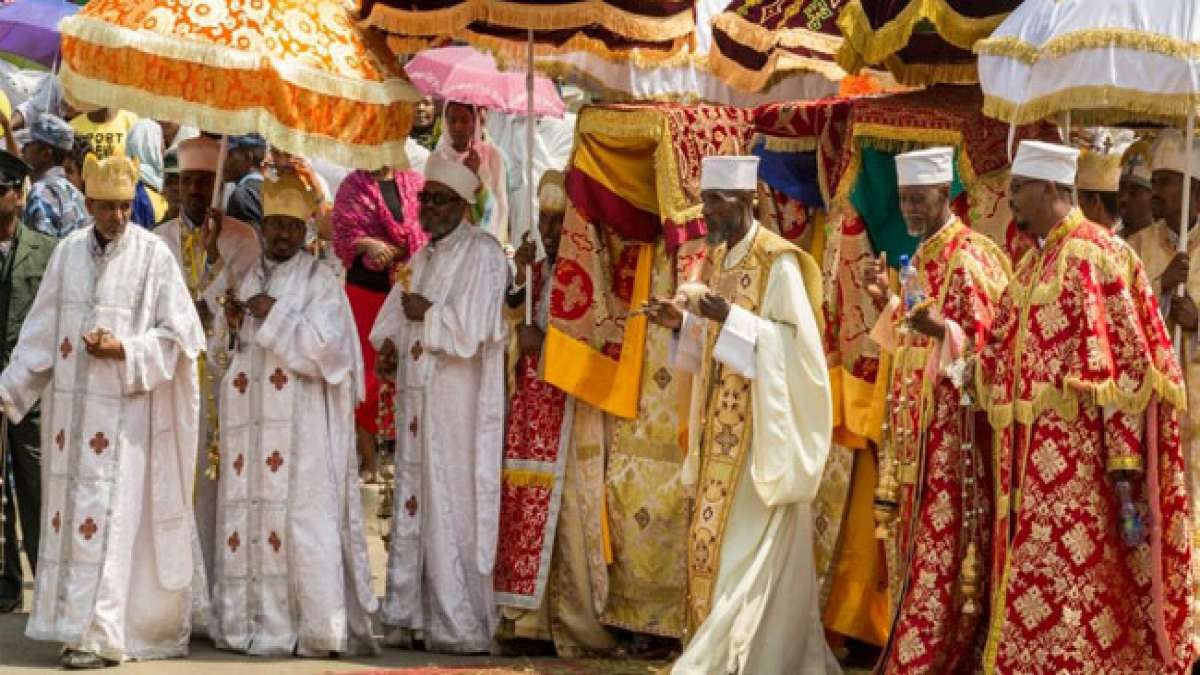 Die Feier ehrt die Taufe von Jesus und beinhaltet eine beeindruckende Massentaufe an heiligen Wasserstellen im ganzen Land. Die Feier ehrt die Taufe von Jesus und beinhaltet eine beeindruckende Massentaufe an heiligen Wasserstellen im ganzen Land.