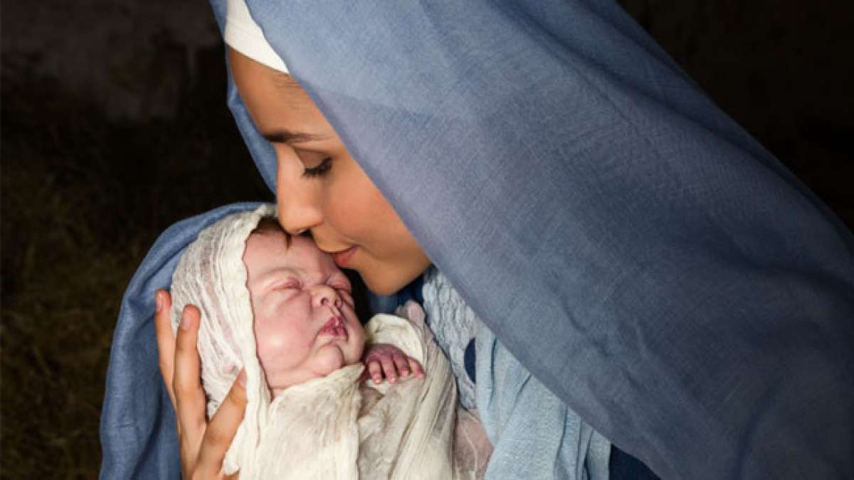 Entdecken Sie das Fest der Mutter Gottes in der orthodoxen Ostkirche, ein bedeutsamer Feiertag in Mazedonien, Serbien und Georgien, der die Entschlafung der Mutter Gottes feiert.