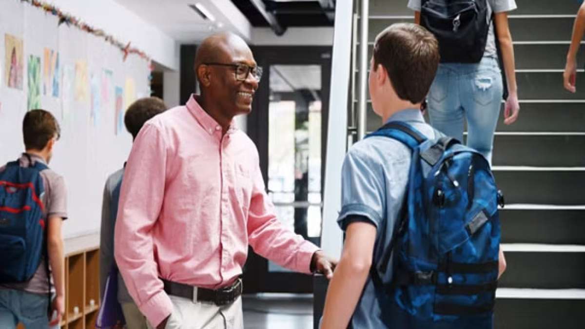 Schulleiterinnen und Schulleiter übernehmen die Führung und Leitung, konzentrieren sich auf effektive Bildungsprogramme und fördern die Verbesserung des Lehrens und Lernens in den Schulen.