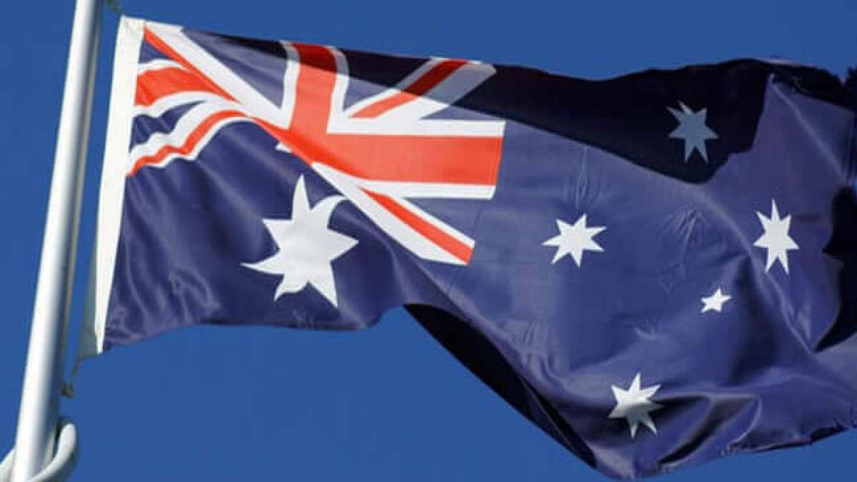 Entdecken Sie die Vielfalt der australischen Flaggen: Nationalflagge, Ureinwohnerflagge und Torres-Strait-Insulanerflagge.
