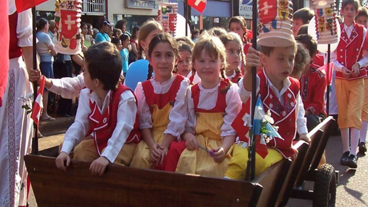 Feiern Sie die Vielfalt und den Beitrag der Migranten in Argentinien am Nationalen Tag der Migranten.
