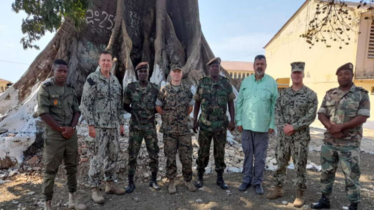 Feiern Sie den Tag der Streitkräfte in São Tomé und Príncipe und erfahren Sie mehr über die wichtige Rolle dieser Inselstreitkräfte an einem strategisch bedeutenden Seeweg im Golf von Guinea. Feiern Sie den Tag der Streitkräfte in São Tomé und Príncipe und erfahren Sie mehr über die wichtige Rolle dieser Inselstreitkräfte an einem strategisch bedeutenden Seeweg im Golf von Guinea.