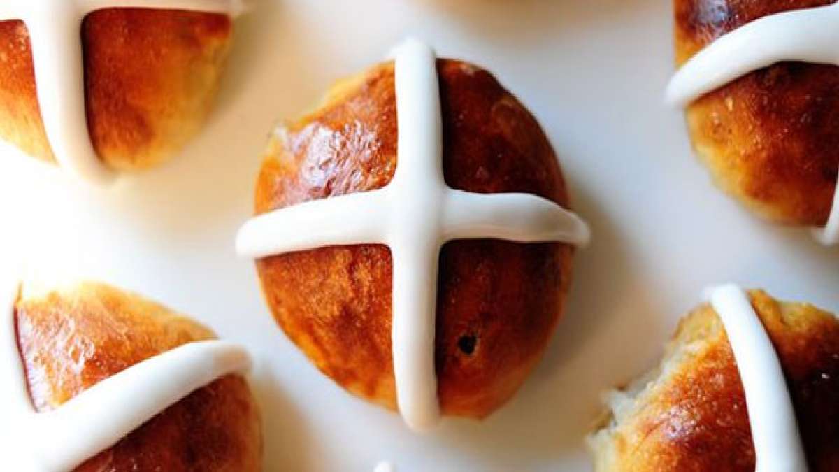 Feiern Sie den Nationalen Tag des heißen Brötchens und entdecken Sie die köstliche Tradition dieses gewürzten süßen Gebäcks, das weltweit genossen wird, besonders am Karfreitag in vielen Ländern.