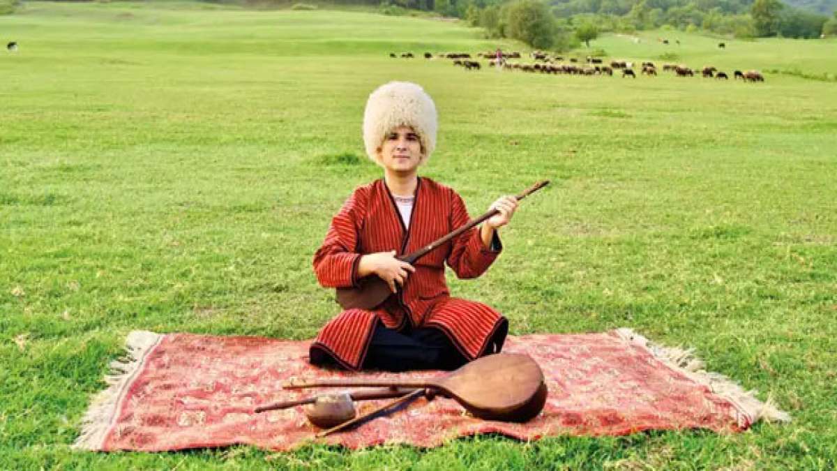 Erleben Sie die faszinierende Kunst des Bakhshi und feiern Sie den Bakhshi-Tag in Turkmenistan am zweiten Sonntag im September.