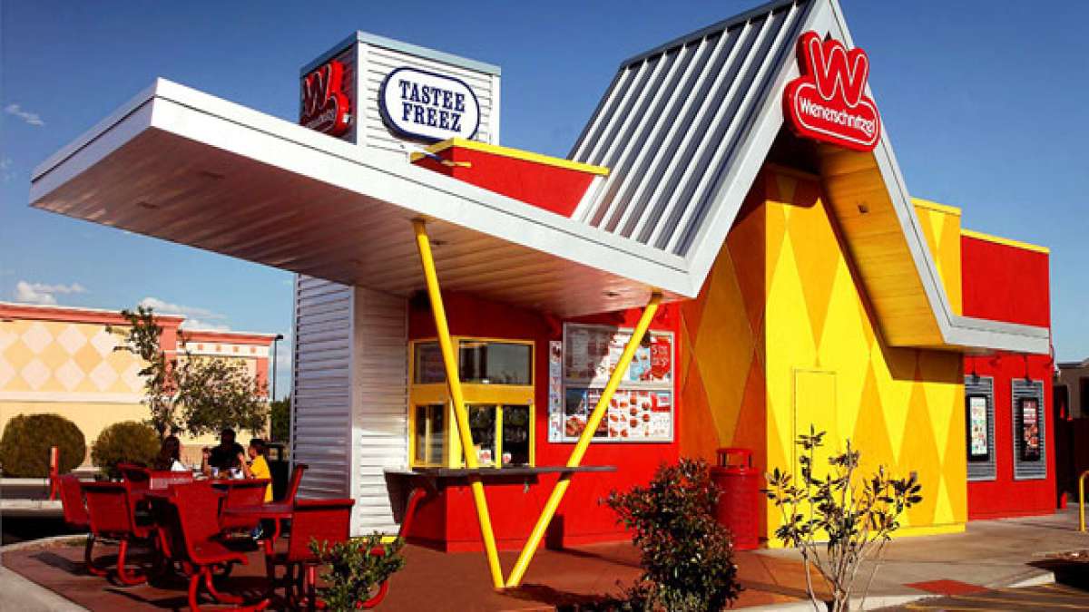 Feiern Sie den Wienerschnitzel-Tag in den USA mit der größten Hot-Dog-Kette der Welt, Wienerschnitzel.