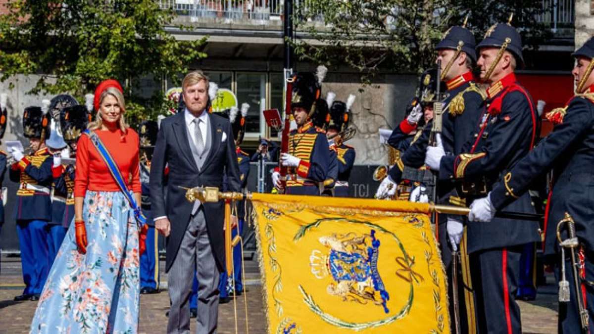 Erleben Sie den Prinsjesdag, einen bedeutenden Tag in der niederländischen Politik, an dem der König die Regierungspolitik für das kommende Jahr verkündet. Erleben Sie den Prinsjesdag, einen bedeutenden Tag in der niederländischen Politik, an dem der König die Regierungspolitik für das kommende Jahr verkündet.