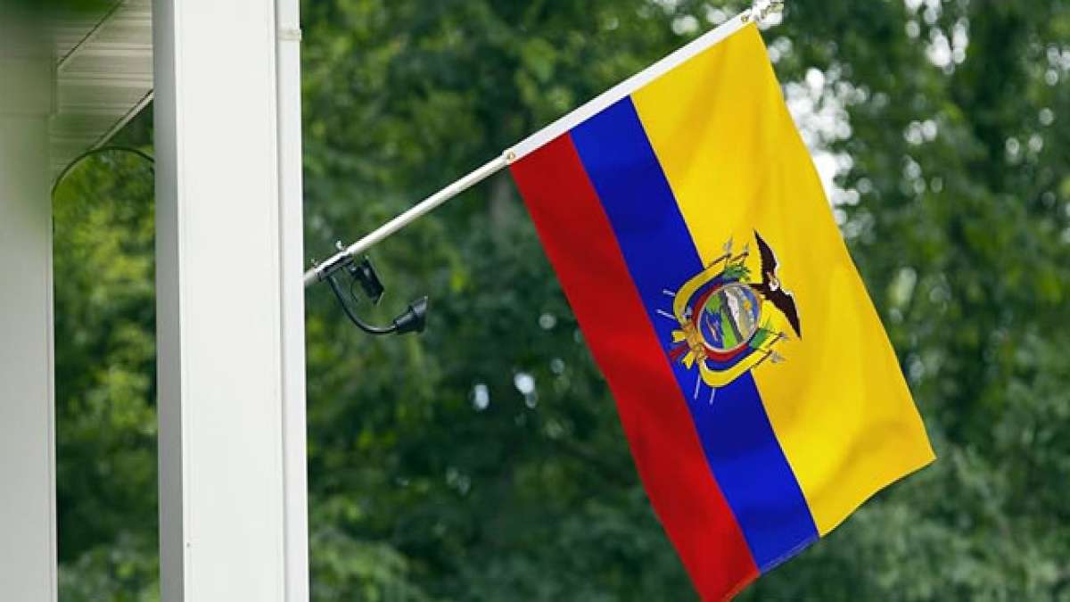 Feiern Sie den Tag der ecuadorianischen Flagge und entdecken Sie die symbolische Bedeutung der leuchtend gelben, roten und blauen Bänder sowie des zentralen Wappens. Feiern Sie den Tag der ecuadorianischen Flagge und entdecken Sie die symbolische Bedeutung der leuchtend gelben, roten und blauen Bänder sowie des zentralen Wappens.