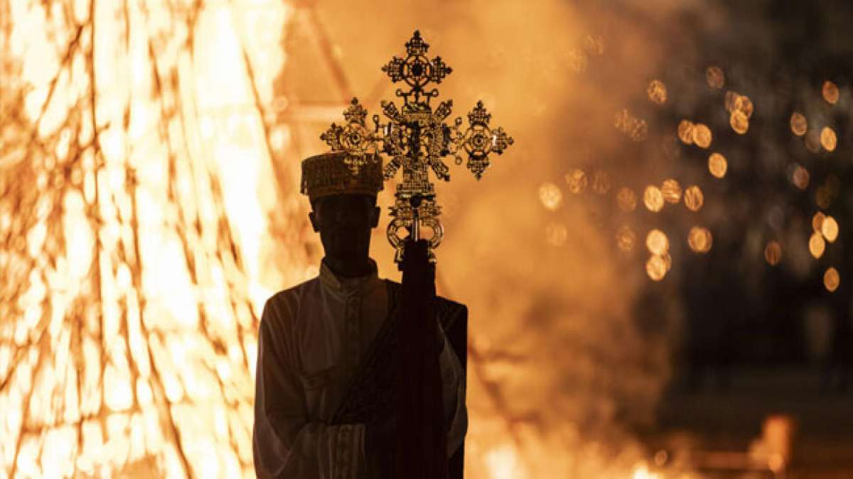 Feiern Sie das Meskel-Fest: Ein jährlicher christlicher Nationalfeiertag in Äthiopien, der die Entdeckung des wahren Kreuzes durch Helena, die Mutter von Kaiser Konstantin, ehrt.