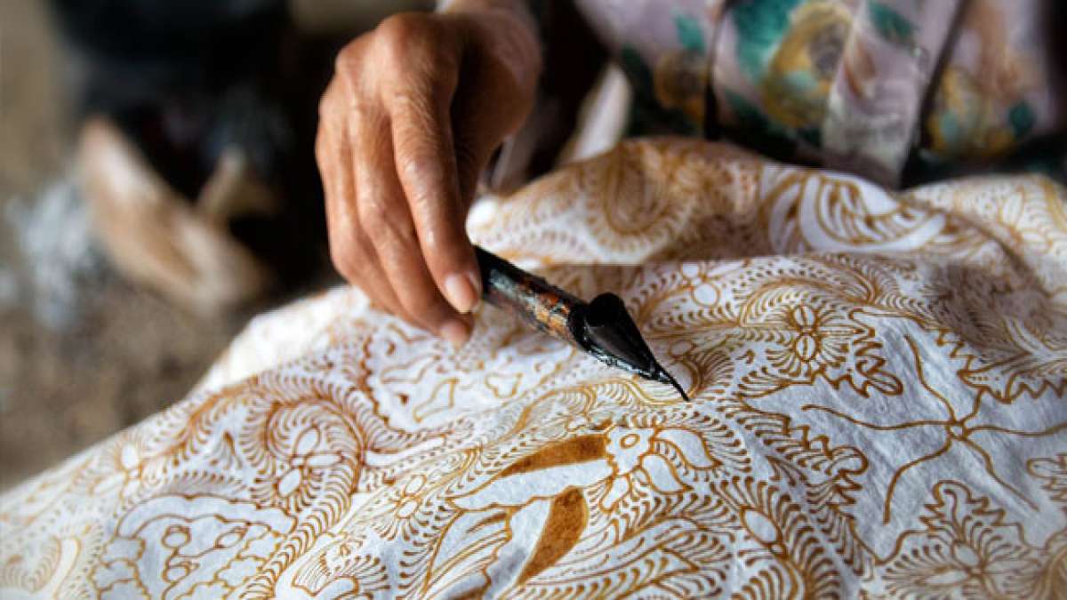 Entdecken Sie die faszinierende Welt der indonesischen Batik – ein kulturelles Erbe, das Geschichten durch Muster und Farben erzählt.