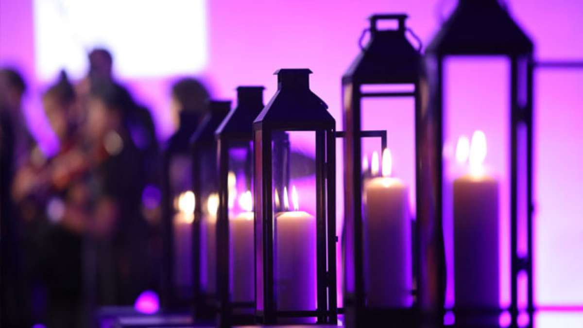 Gedenke mit uns am Holocaust-Gedenktag im Vereinigten Königreich.