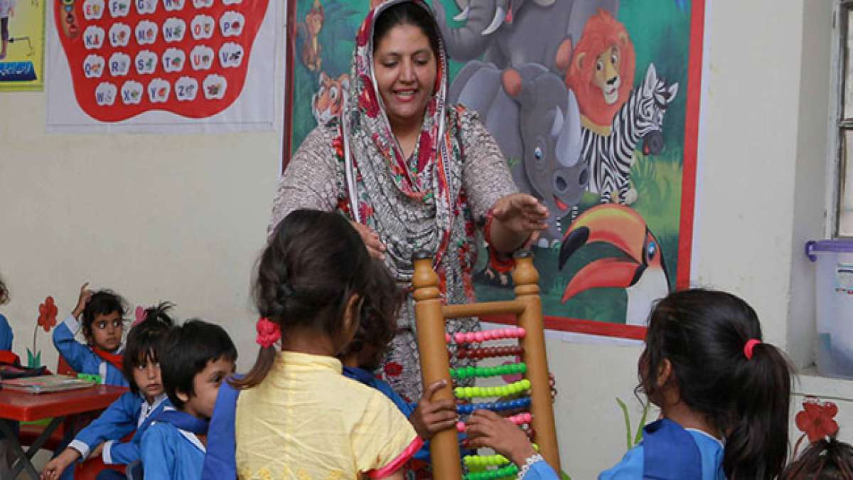 Erfahren Sie, wie der Tag der Lehrer in Pakistan auf die drängenden Herausforderungen im Bildungssystem aufmerksam macht.