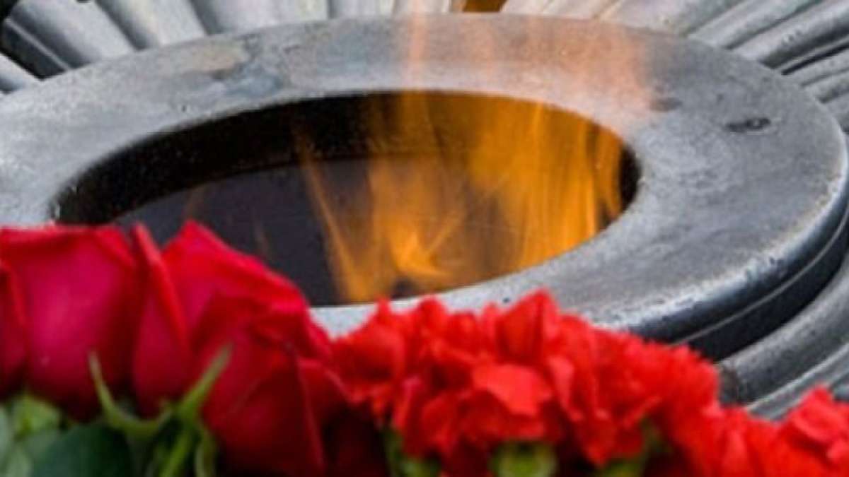 Erfahren Sie mehr über den Tag des Gedenkens und der Staatstrauer in Turkmenistan und wie er an historische Ereignisse erinnert, darunter das verheerende Erdbeben von 1995 und die Schlacht von Geoktepe.