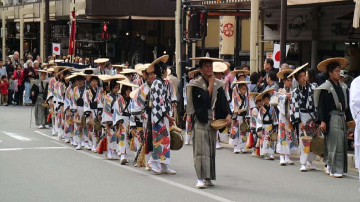 Feiern Sie den Herbst in Japan auf dem faszinierenden Takayama-Herbstfest!