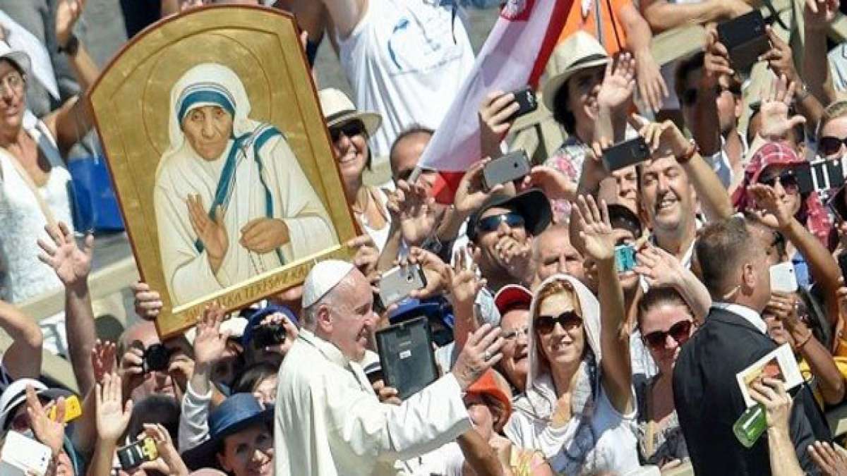 Feiern Sie den Tag der Heiligen Teresa in Albanien und gedenken Sie der Seligsprechung dieser inspirierenden Heiligen, die ihr Leben den Armen und Bedürftigen gewidmet hat. Feiern Sie den Tag der Heiligen Teresa in Albanien und gedenken Sie der Seligsprechung dieser inspirierenden Heiligen, die ihr Leben den Armen und Bedürftigen gewidmet hat.