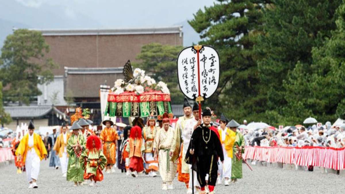 Ein farbenfrohes Festival, das die Geschichte Japans feiert.
