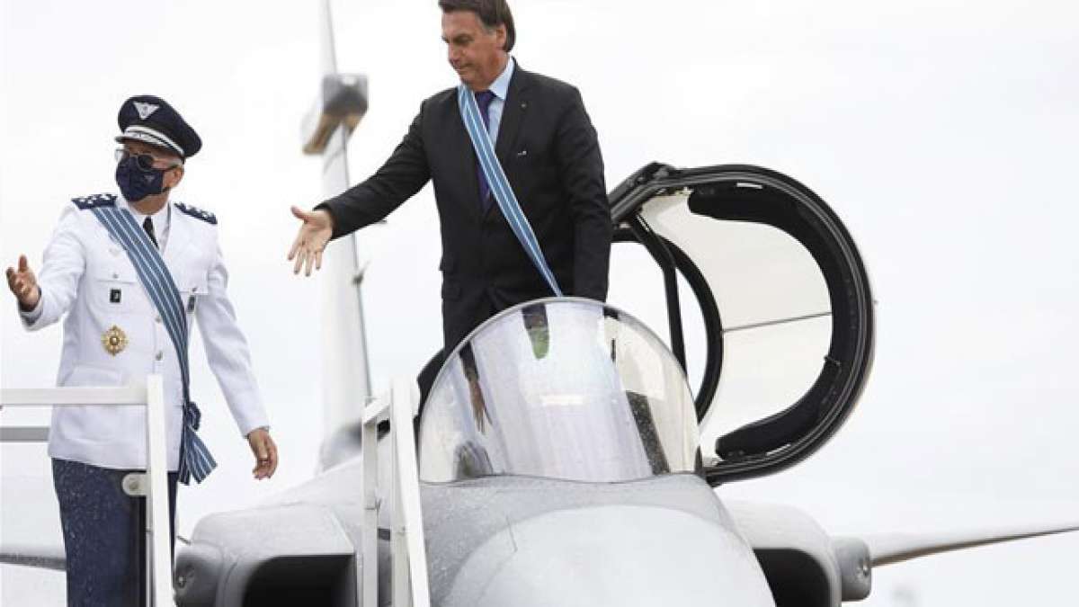 Santos-Dumonts Beiträge zur Luftfahrt, einschließlich seiner Fortschritte bei Flugzeugen, die leichter als Luft und schwerer als Luft sind, werden als bedeutende Errungenschaft in der Geschichte der Luftfahrt anerkannt und gefeiert.