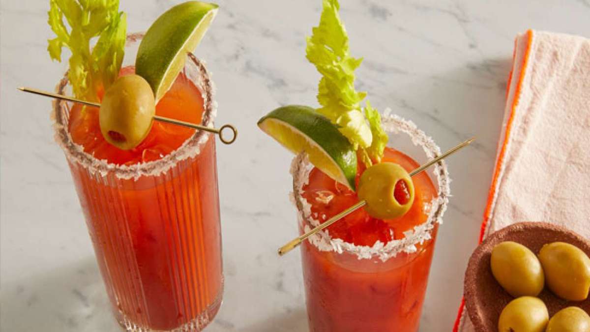 Der National Bloody Mary Day wird in den Vereinigten Staaten am 1. Januar gefeiert, um den beliebten Cocktail aus Wodka, Tomatensaft und verschiedenen Gewürzen zu würdigen.