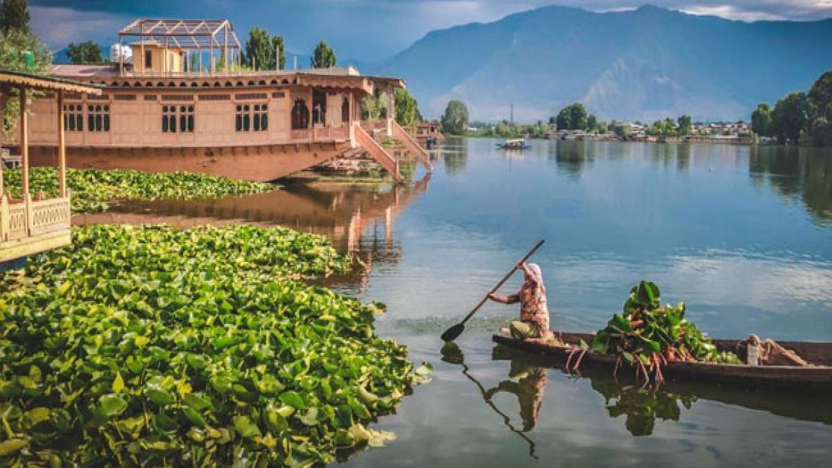 Feiern Sie den historischen Beitrittstag von Jammu und Kaschmir zu Indien am 26. Oktober 1947. Feiern Sie den historischen Beitrittstag von Jammu und Kaschmir zu Indien am 26. Oktober 1947.