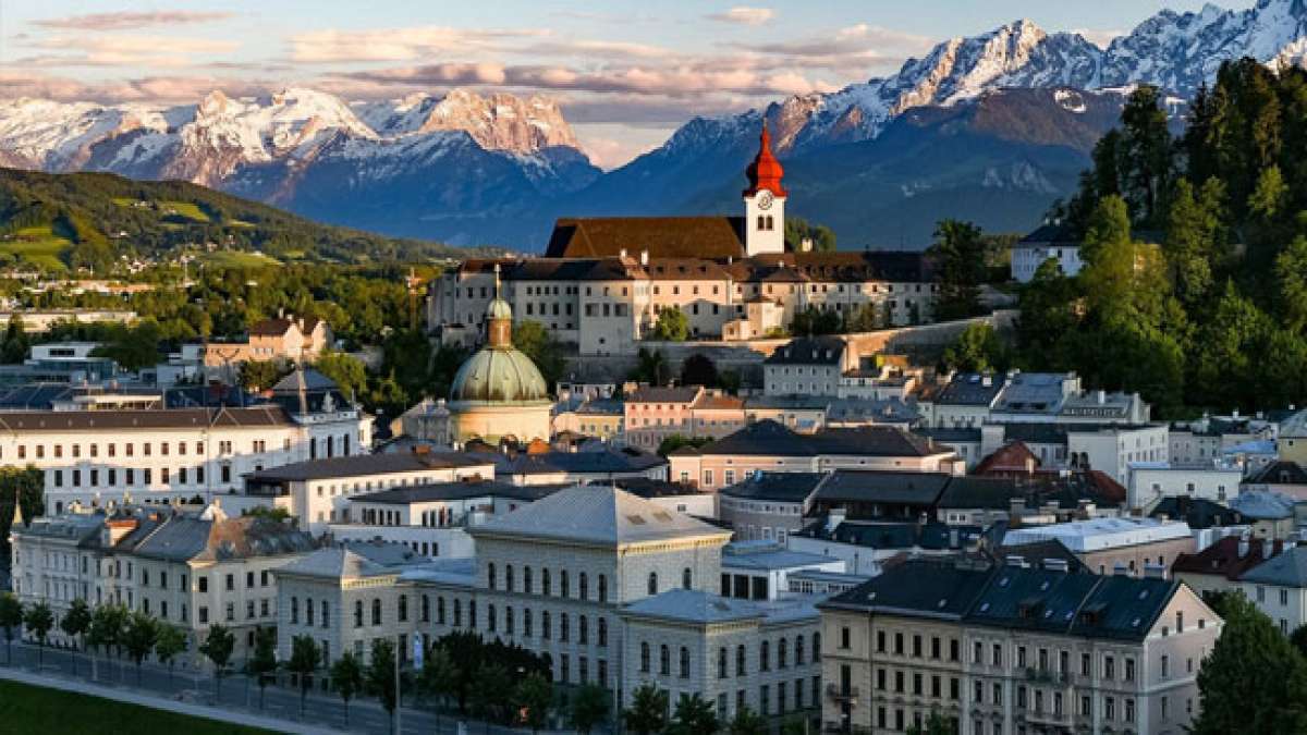 Erfahren Sie mehr über Österreichs historische Neutralität und seine Rolle als Brückenbauer zwischen den Supermächten während des Kalten Krieges. Erfahren Sie mehr über Österreichs historische Neutralität und seine Rolle als Brückenbauer zwischen den Supermächten während des Kalten Krieges.