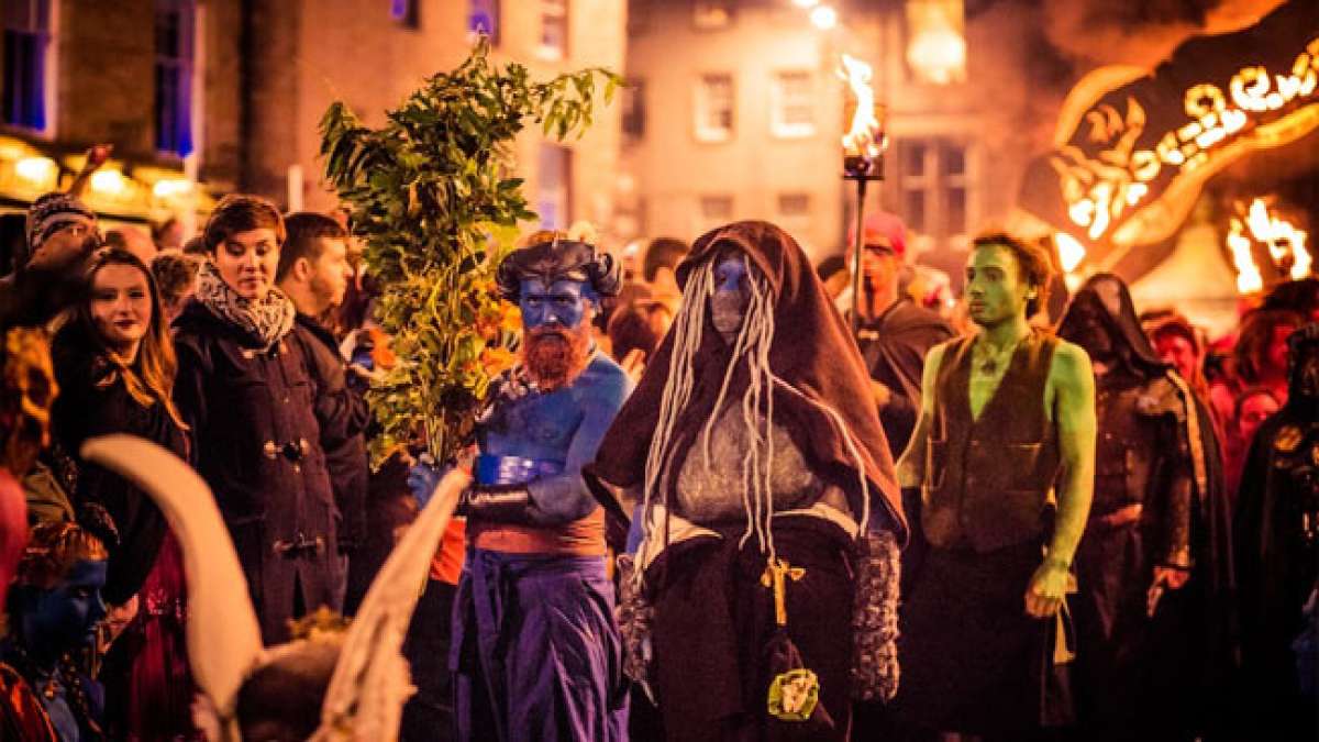 Feiern Sie Samhain und Beltaine, zwei keltische Feste, die das Ende der Ernte und den Beginn des Sommers markieren. Feiern Sie Samhain und Beltaine, zwei keltische Feste, die das Ende der Ernte und den Beginn des Sommers markieren.