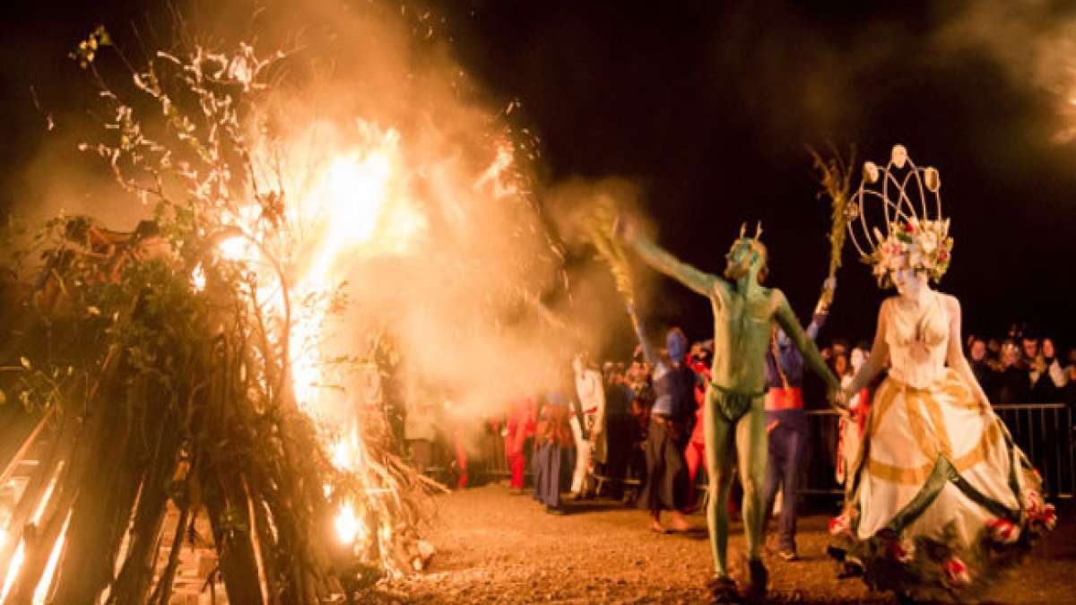 Erleben Sie die mystische Welt von Samhain und Beltane, den keltischen Feierlichkeiten zum Übergang der Jahreszeiten. Erleben Sie die mystische Welt von Samhain und Beltane, den keltischen Feierlichkeiten zum Übergang der Jahreszeiten.