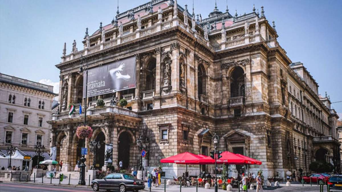 Feiern Sie den ungarischen Komponisten Ferenc Erkel und die Wiedereröffnung des prächtigen Erkel-Theaters in Budapest.