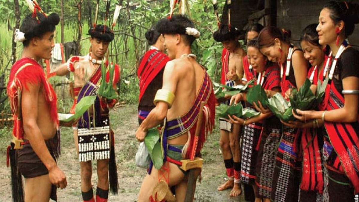 Entdecken Sie das farbenfrohe und kulturelle Fest Tokhu Emong der Lotha Naga im Herzen von Nagaland, Indien. Entdecken Sie das farbenfrohe und kulturelle Fest Tokhu Emong der Lotha Naga im Herzen von Nagaland, Indien.