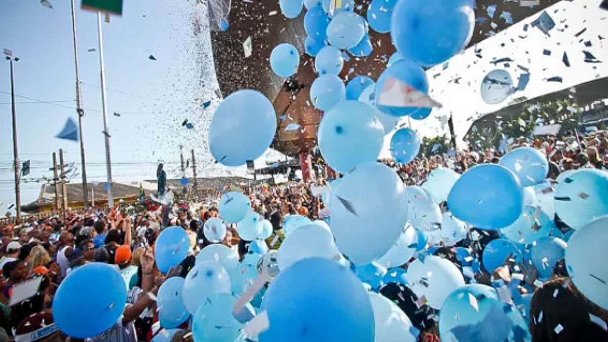 Feiere den Tag Unserer Lieben Frau der Seefahrer in Brasilien mit Festlichkeiten, Prozessionen zu Land und Wasser sowie traditionellen Spielen und Ständen.