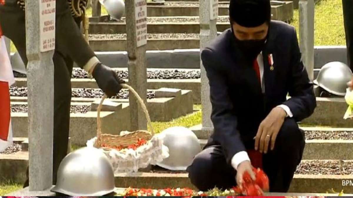 Am indonesischen Heldentag gedenken wir den mutigen Helden, die ihr Leben opferten, um unsere Unabhängigkeit zu verteidigen, insbesondere in der historischen Schlacht von Surabaya im Jahr 1945. Am indonesischen Heldentag gedenken wir den mutigen Helden, die ihr Leben opferten, um unsere Unabhängigkeit zu verteidigen, insbesondere in der historischen Schlacht von Surabaya im Jahr 1945.