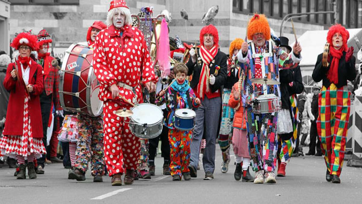 Erleben Sie den ausgelassenen Spaß des deutschen Rosenmontags, eine traditionsreiche Feier mit bunten Straßenumzügen, Partys und Kostümen.