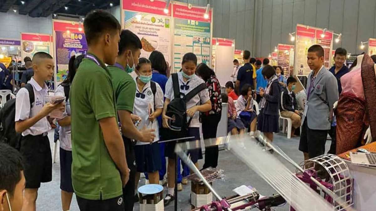 Feiere den Tag der Erfinder in Thailand, der König Bhumibols bahnbrechende Erfindung ehrt: den Schaufelradbelüfter Chai Phatthana. Feiere den Tag der Erfinder in Thailand, der König Bhumibols bahnbrechende Erfindung ehrt: den Schaufelradbelüfter Chai Phatthana.
