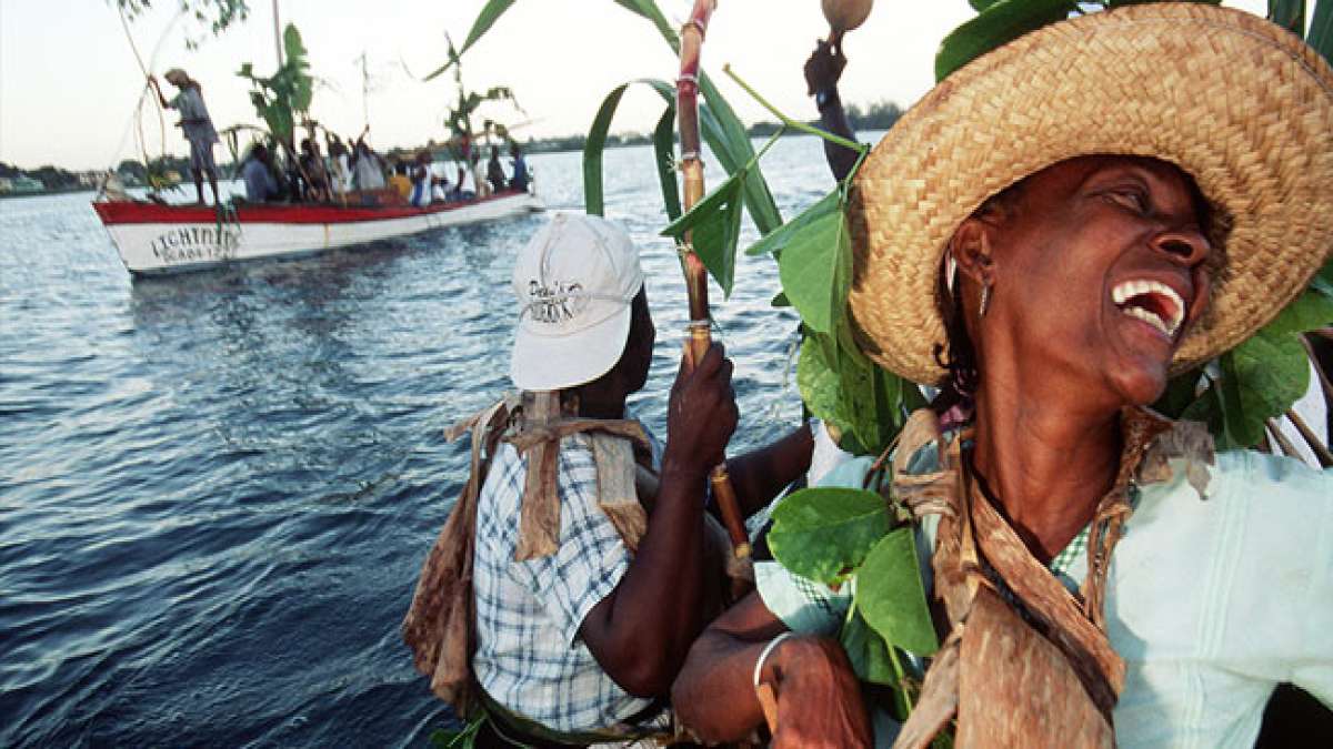 Erleben Sie die kulturelle Vielfalt Belizes am 'Garifuna-Tag', einem landesweiten Feiertag, der die Geschichte und Ansiedlung des Garifuna-Volkes in diesem faszinierenden Land feiert.