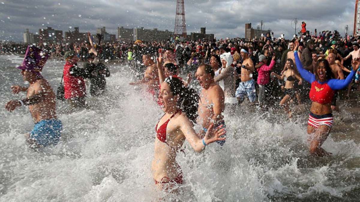 Am Polar Plunge Day gehen die Teilnehmer im Winter in kalte Gewässer, um Geld für wohltätige Zwecke in den Vereinigten Staaten zu sammeln.