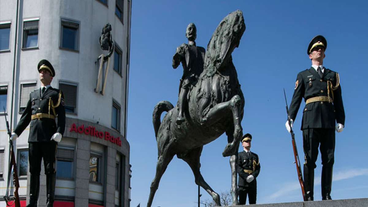 Entdecken Sie die Geschichte von Rudolf Maister, einem herausragenden slowenischen General und Dichter, der eine Schlüsselrolle im Befreiungskampf gegen die Republik Österreich spielte.