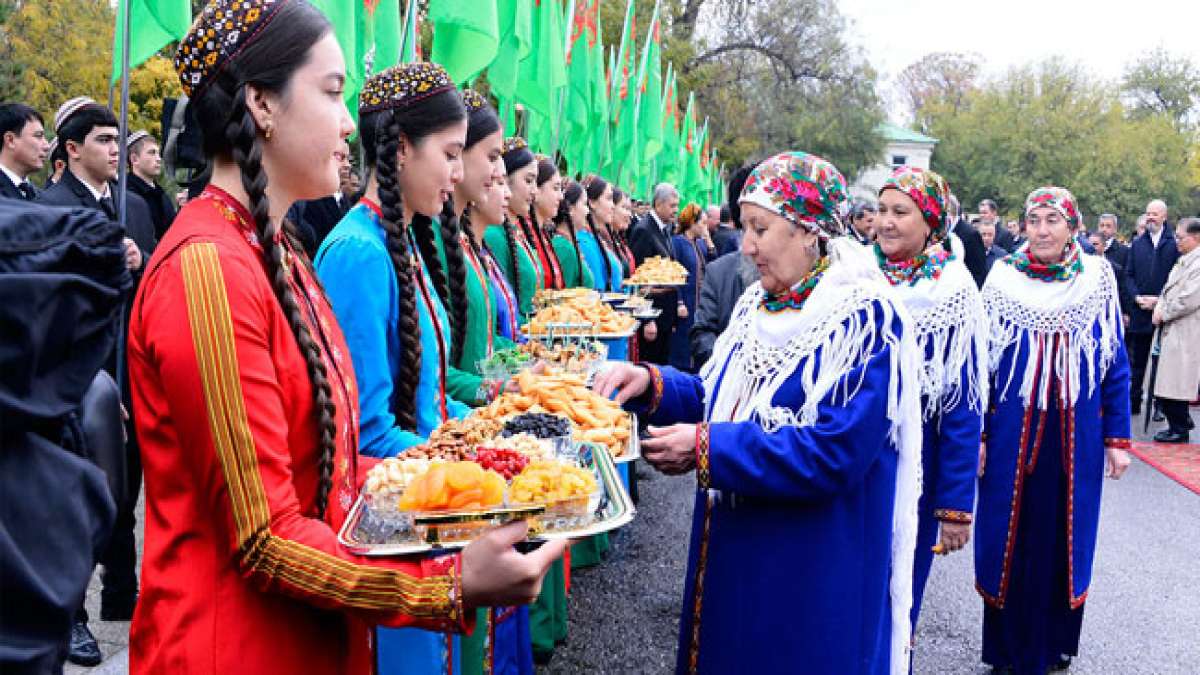 Feiern Sie das Erntedankfest in Turkmenistan und tauchen Sie ein in die kulturellen und landwirtschaftlichen Reichtümer dieses faszinierenden Landes. Feiern Sie das Erntedankfest in Turkmenistan und tauchen Sie ein in die kulturellen und landwirtschaftlichen Reichtümer dieses faszinierenden Landes.