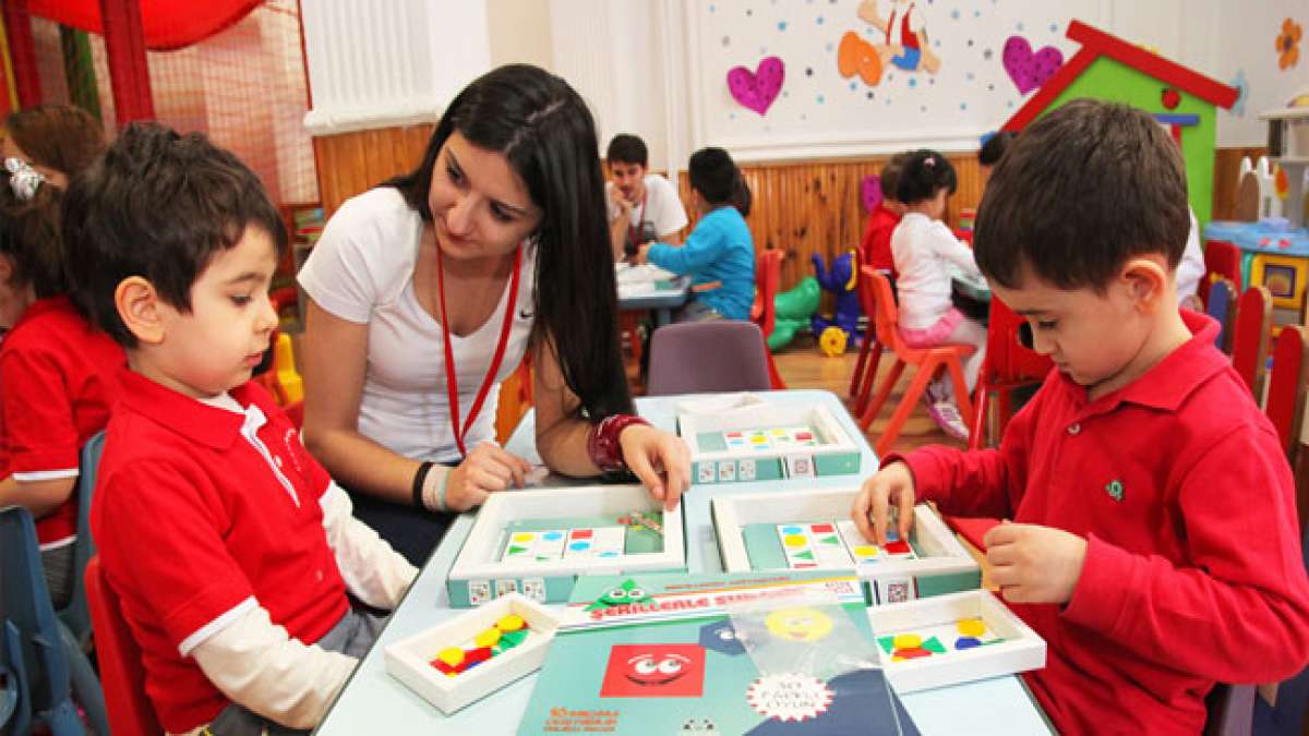 Lehrerinnen und Lehrer werden für die Vermittlung zukunftsorientierter Bildung und die Vermittlung nationaler und moralischer Werte gewürdigt.