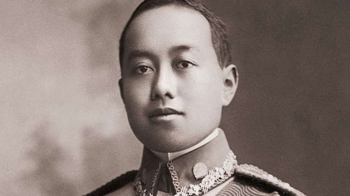 Gedenken Sie König Vajiravudh am 26. November, einem Tag, der das Erbe eines Monarchen ehrt, der Siams Weg zur Demokratie und zum Nationalismus geprägt hat. Gedenken Sie König Vajiravudh am 26. November, einem Tag, der das Erbe eines Monarchen ehrt, der Siams Weg zur Demokratie und zum Nationalismus geprägt hat.