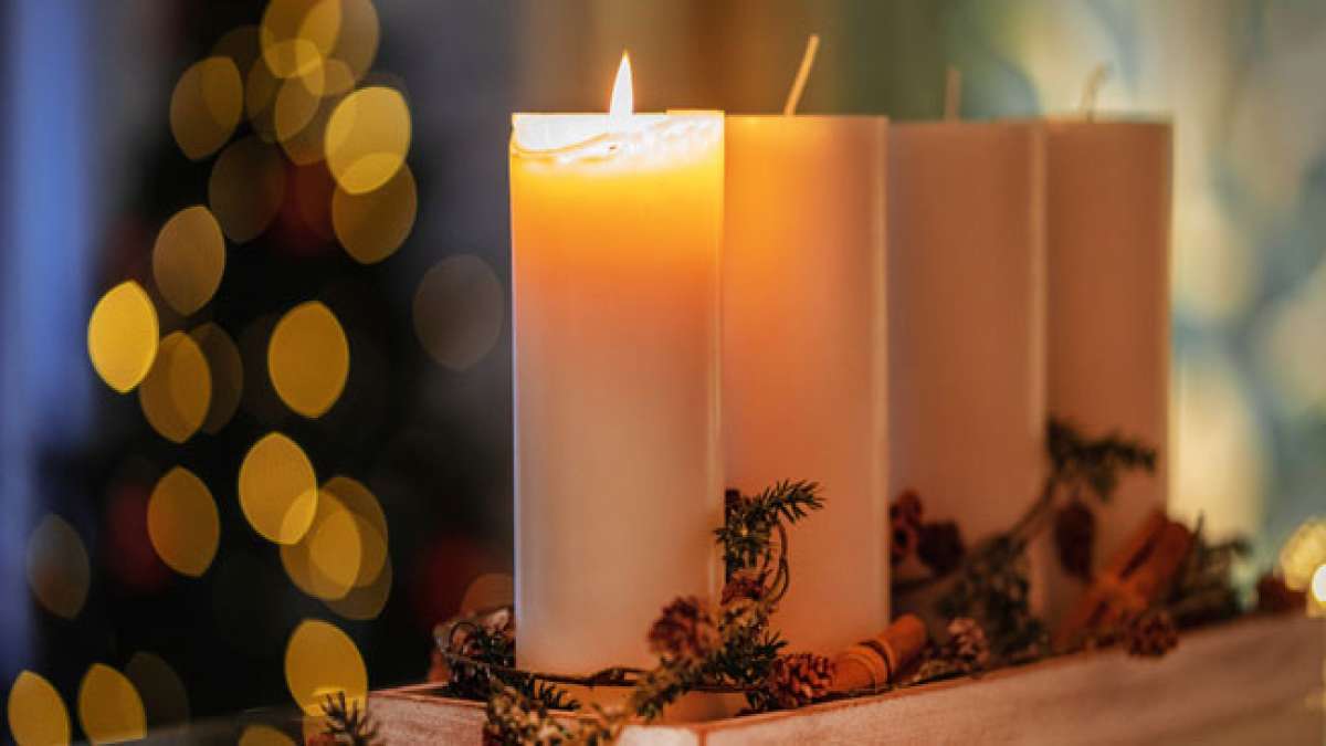 Erleben Sie die Vorfreude auf Weihnachten am Adventssonntag im westlichen Christentum. Erleben Sie die Vorfreude auf Weihnachten am Adventssonntag im westlichen Christentum.