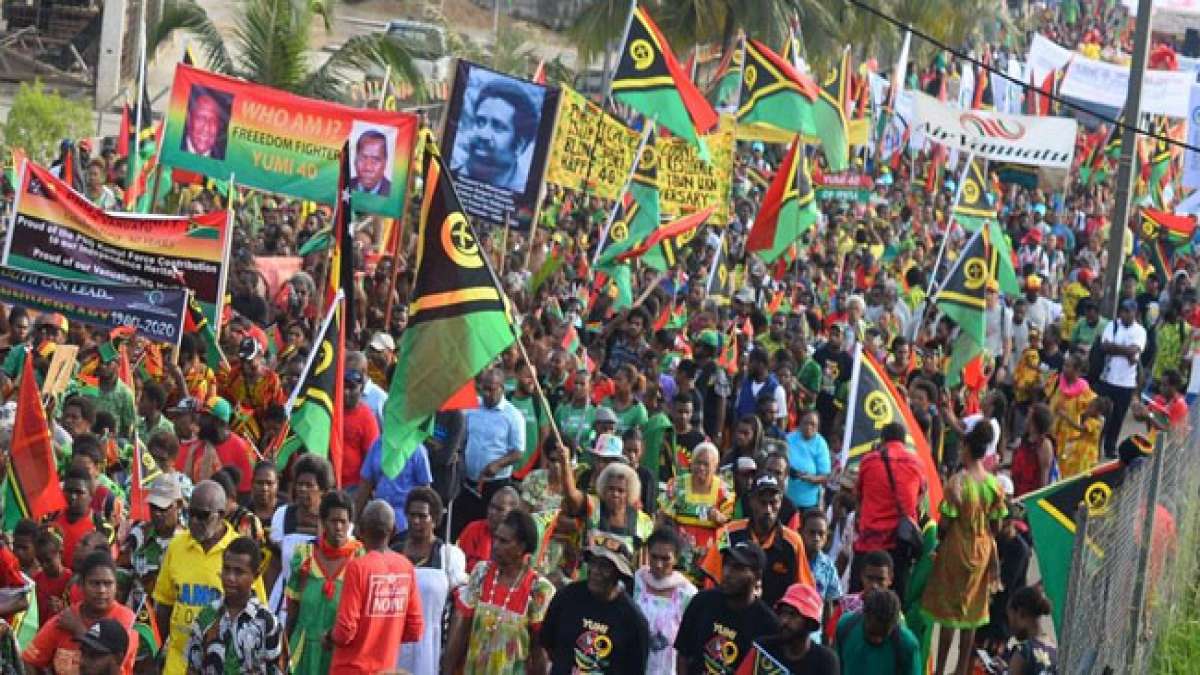Erleben Sie den Tag der Einheit in Vanuatu, an dem die Nation die Vereinigung verschiedener Kulturen und Völker feiert. Erleben Sie den Tag der Einheit in Vanuatu, an dem die Nation die Vereinigung verschiedener Kulturen und Völker feiert.
