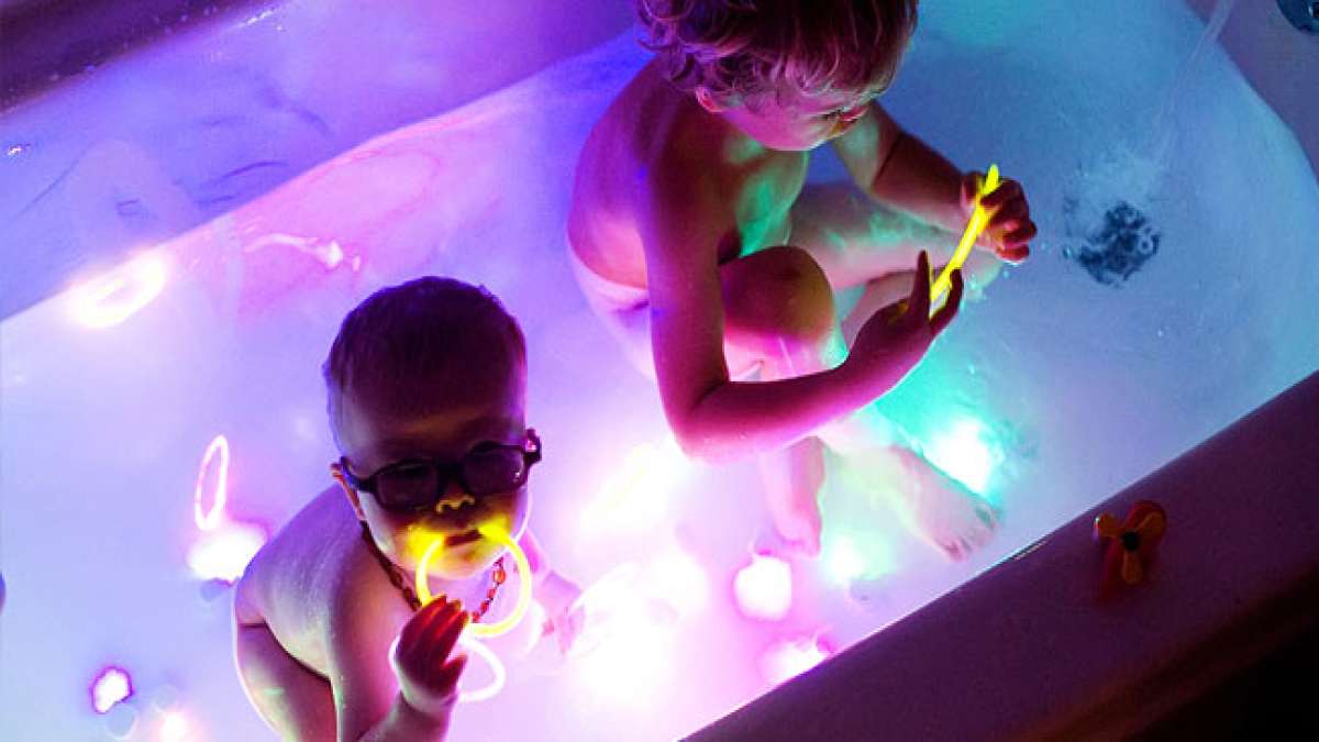 Feiern Sie den ultimativen Tag der Entspannung und Freude in Ihrer Badewanne! Der Bathtub Party Day würdigt die Erfindung der ersten Badewanne durch John Michael Kohler im Jahr 1883.