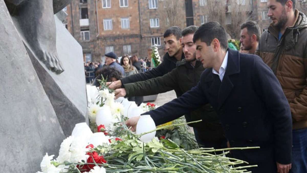 Gedenken Sie am 7. Dezember dem Spitak-Erdbeben, das Armenien 1988 erschütterte. Gedenken Sie am 7. Dezember dem Spitak-Erdbeben, das Armenien 1988 erschütterte.